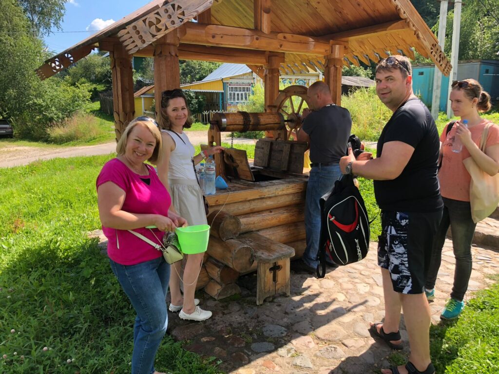 Плес. У колодца